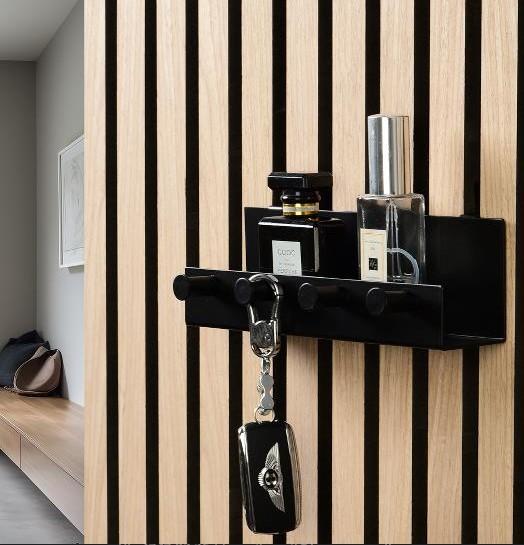 Sort hylde til akustikpanel m/4 knager - Vandret/lodret Sort hylde til akustikpanel m/4 knager - Vandret/lodret