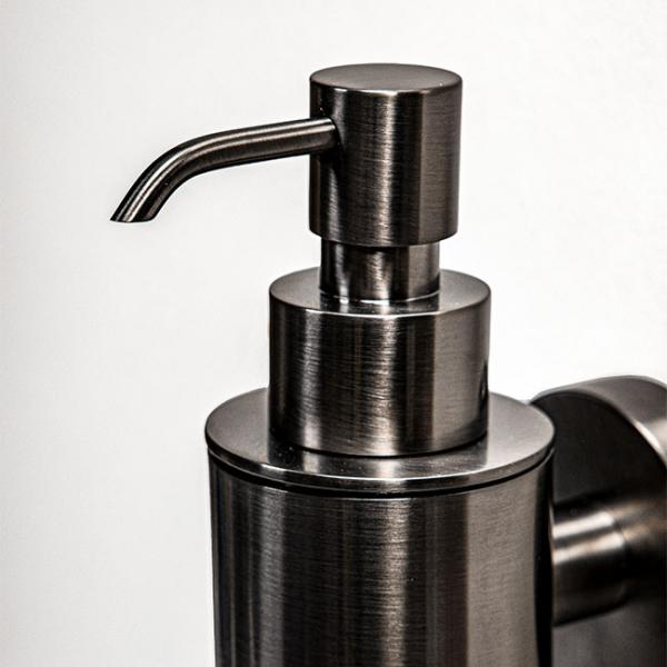 Kosmos sæbedispenser t/væg - Børstet gunmetal Kosmos sæbedispenser t/væg - Børstet gunmetal