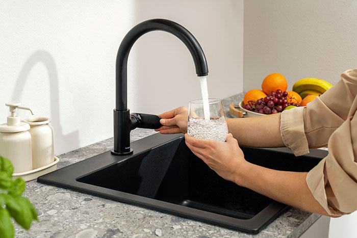 hansgrohe Vernis Blend M35 210 k&oslash;kkenarmatur m/ svingtud - Mat sort