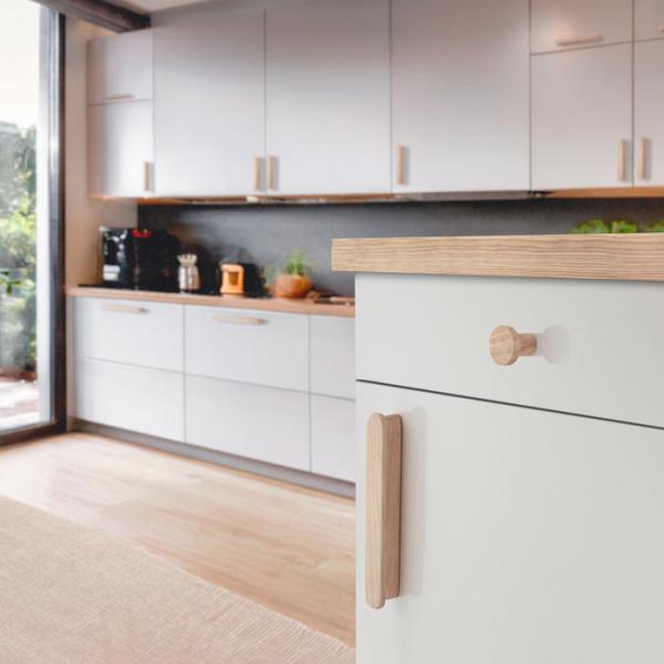 Beslagsboden B407 m&oslash;belknop i tr&aelig; - Lys ask