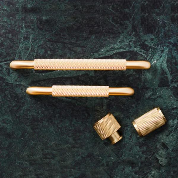 Beslagsboden B650 møbelgreb m/crystal cut detaljer - Børstet messing Beslagsboden B650 møbelgreb m/crystal cut detaljer - Børstet messing