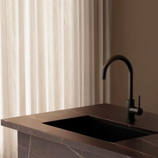 Lavabo Kubus 140 RS Round k&oslash;kkenarmatur - Mat sort