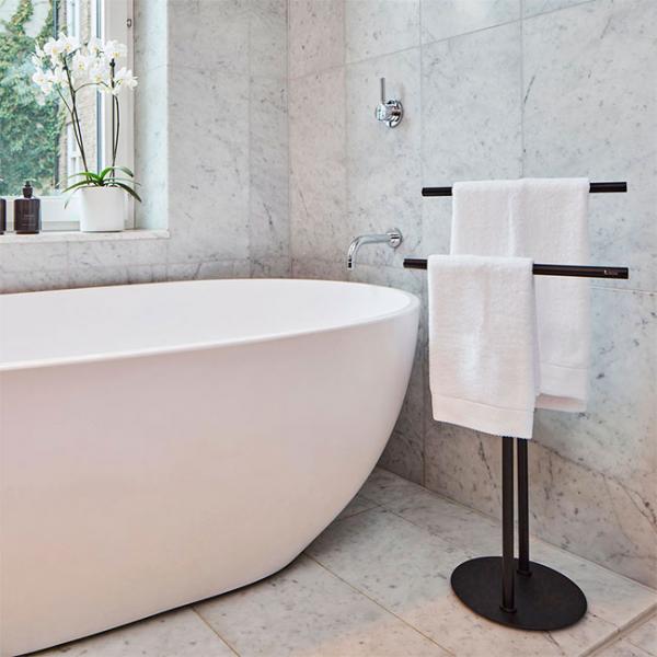 Smedbo Outline dobbelt håndklædeholder til gulvplacering - Mat sort Smedbo Outline dobbelt håndklædeholder til gulvplacering - Mat sort
